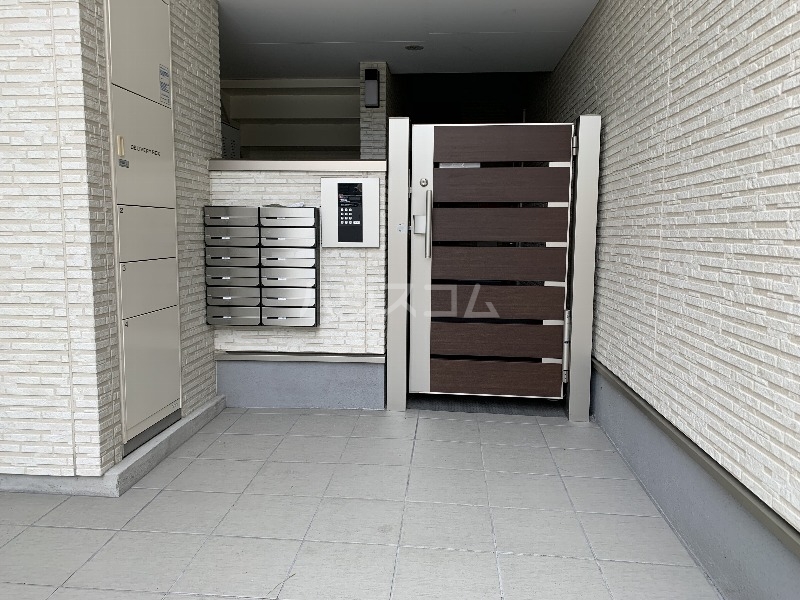 19/30 エントランス