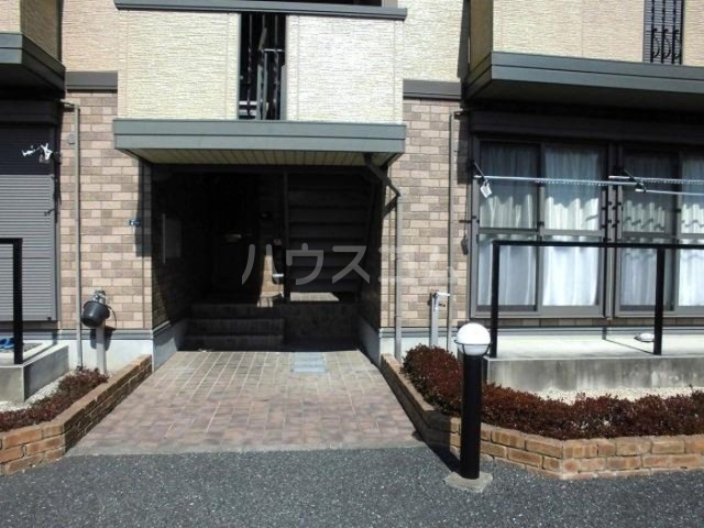 23/30 エントランス