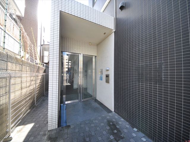 23/30 エントランス