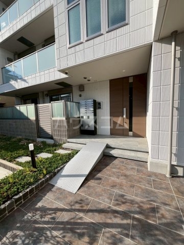 26/30 エントランス