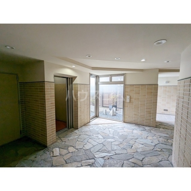 2/2 エントランス