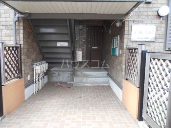 16/17 エントランス