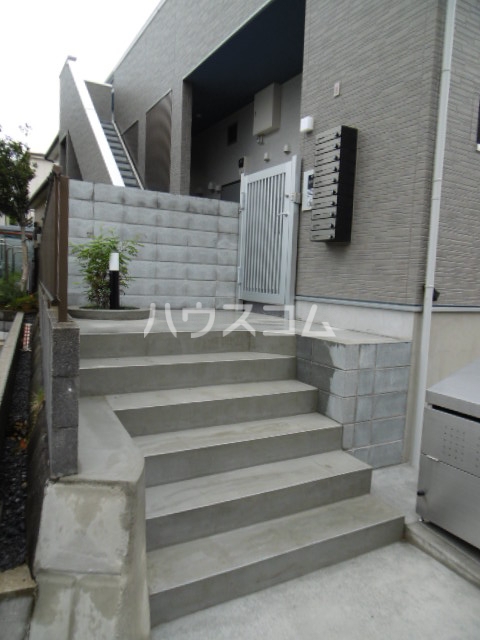 27/29 エントランス