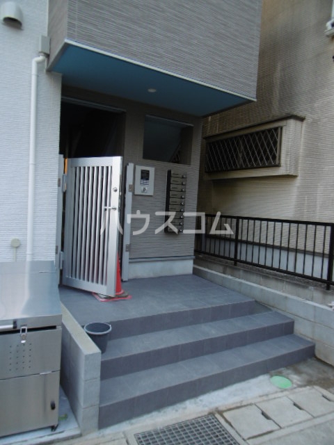 21/30 エントランス