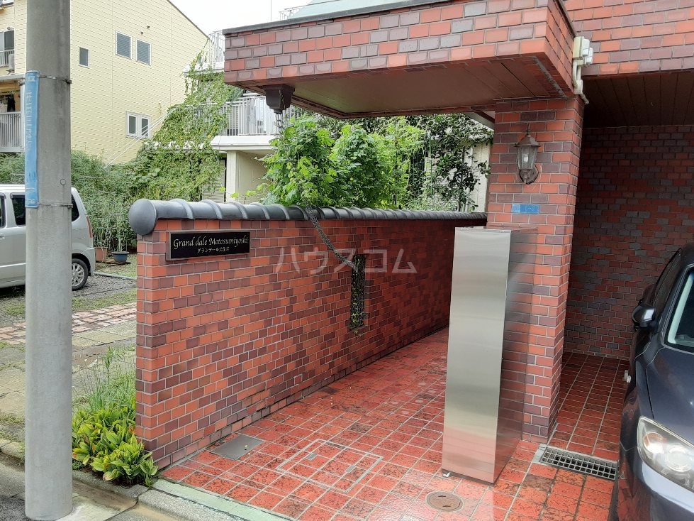 21/30 エントランス