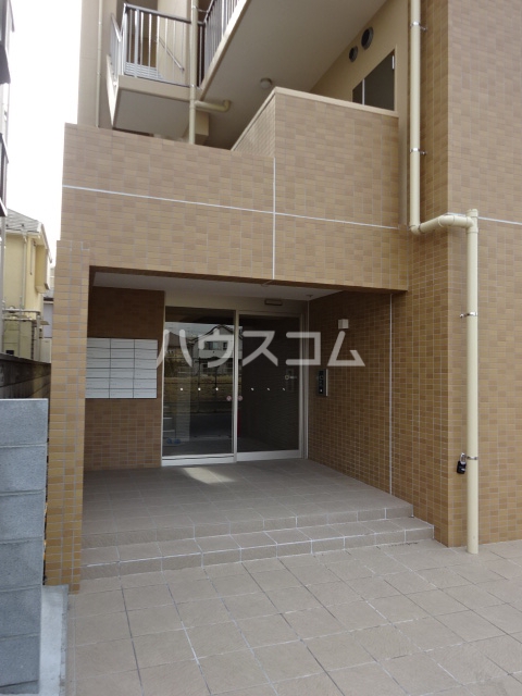 25/27 エントランス