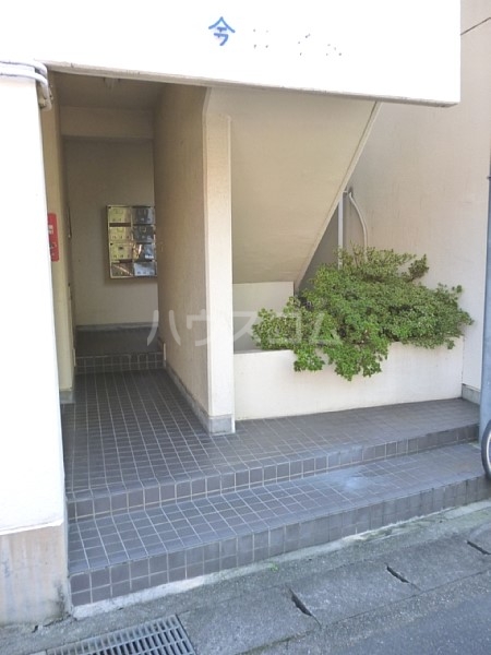 21/30 エントランス