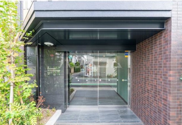 16/23 エントランス