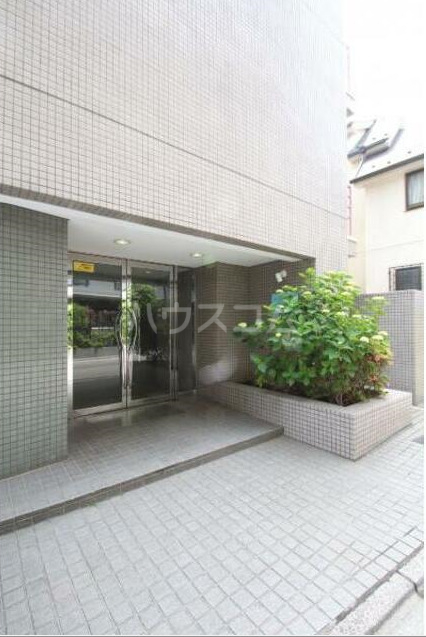 16/23 エントランス