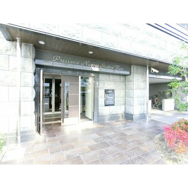 22/28 エントランス