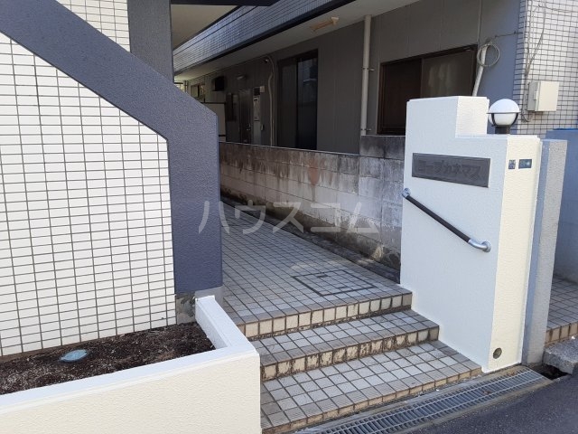 24/30 エントランス