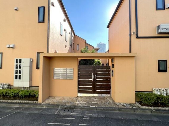 18/23 エントランス