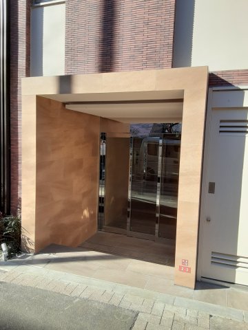 23/26 エントランス