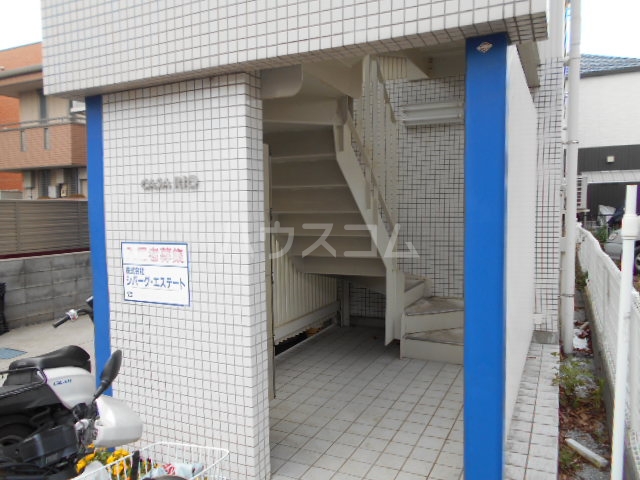 18/23 エントランス