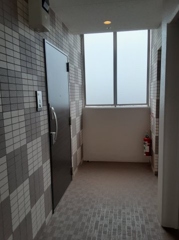 23/30 エントランス