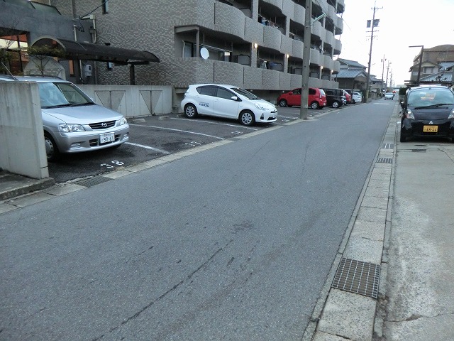 23/30 駐車場