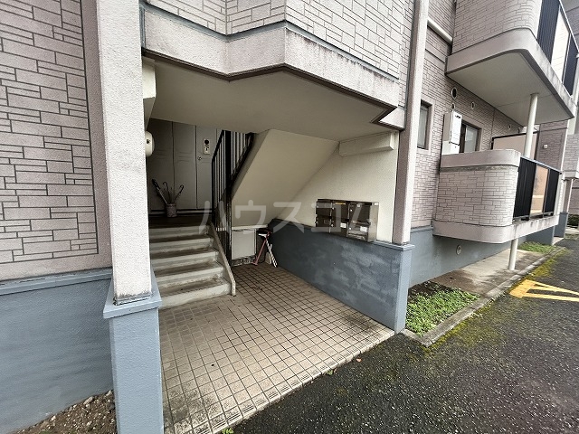 22/27 エントランス