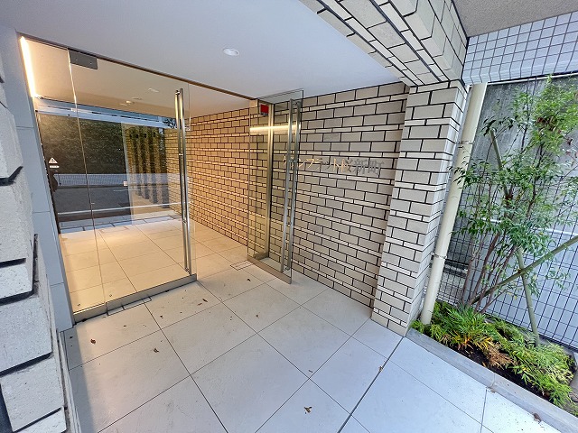 27/30 エントランス