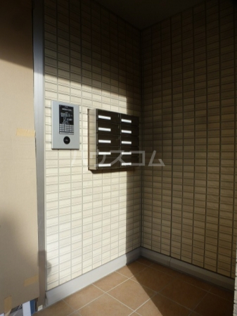 22/27 エントランス