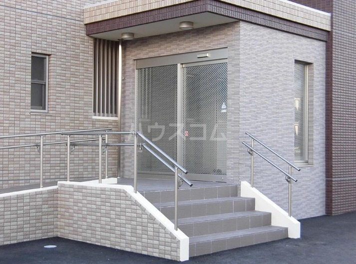 23/30 エントランス