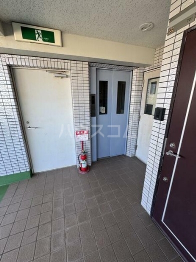 16/21 エントランス