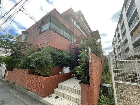 25/26 エントランス