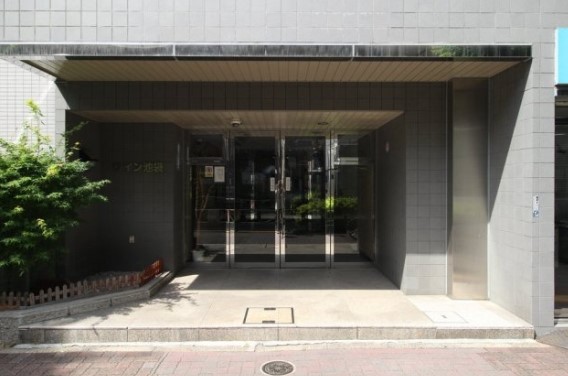 24/30 エントランス