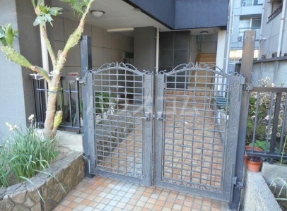 16/23 エントランス