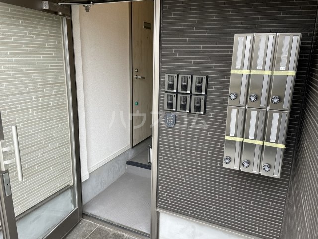 25/27 エントランス