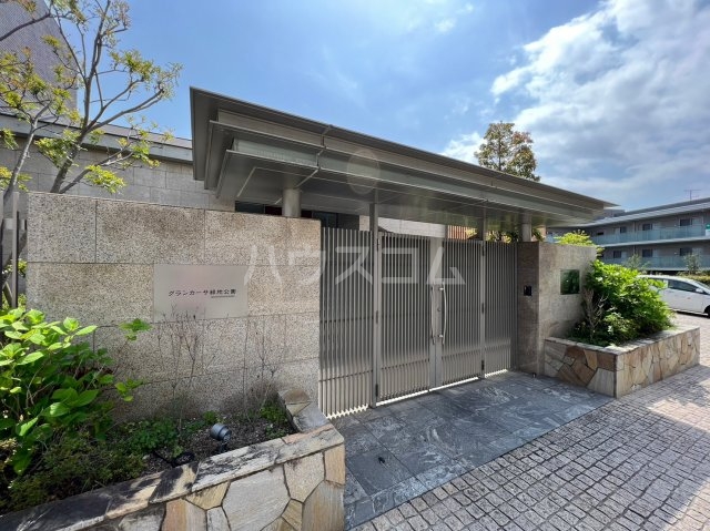 27/30 エントランス