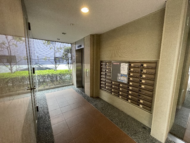24/30 エントランス