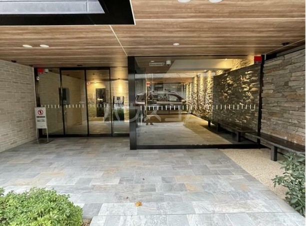 21/30 エントランス