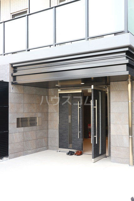 24/30 エントランス