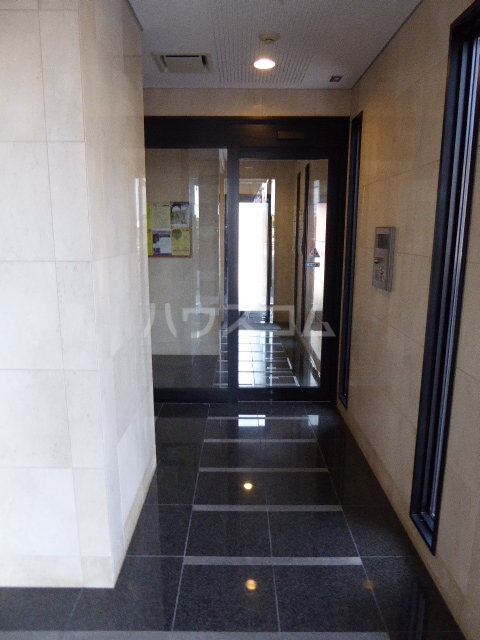 22/27 エントランス