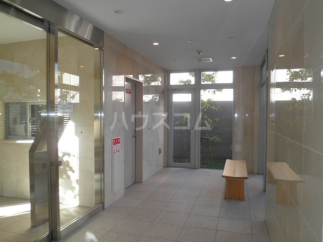 19/30 エントランス