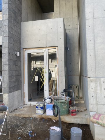 18/27 エントランス