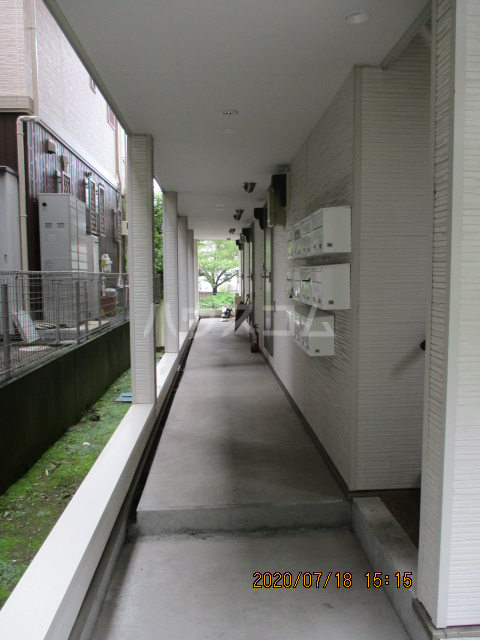 21/30 エントランス