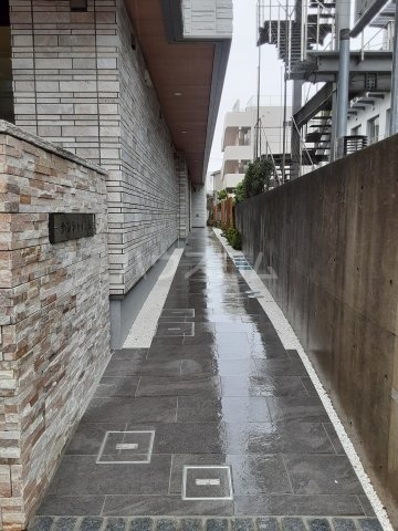 27/28 エントランス