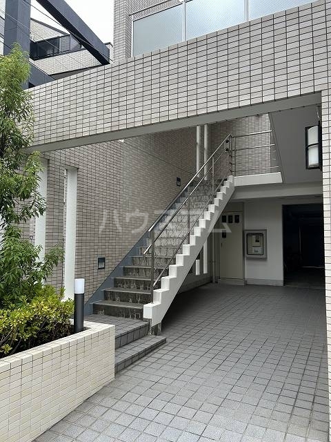 27/30 エントランス