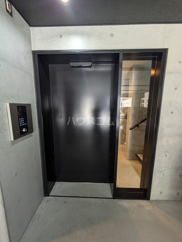 28/30 エントランス