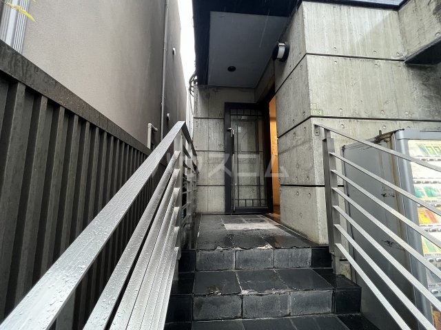 21/30 エントランス