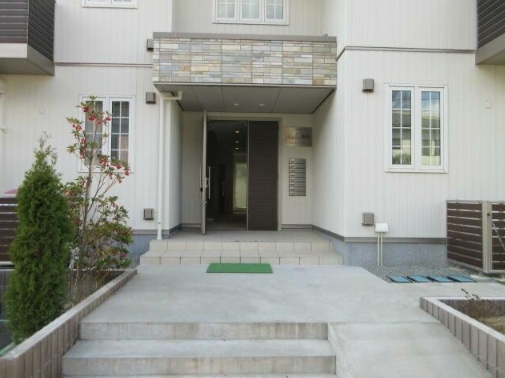 13/22 エントランス