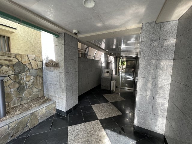 18/27 エントランス