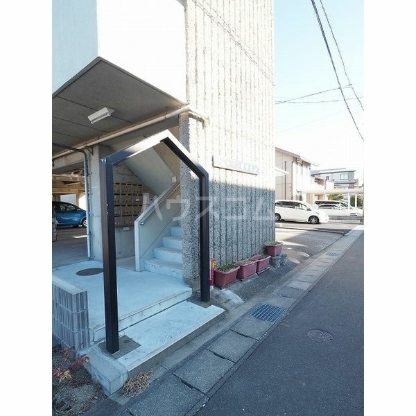 16/20 エントランス