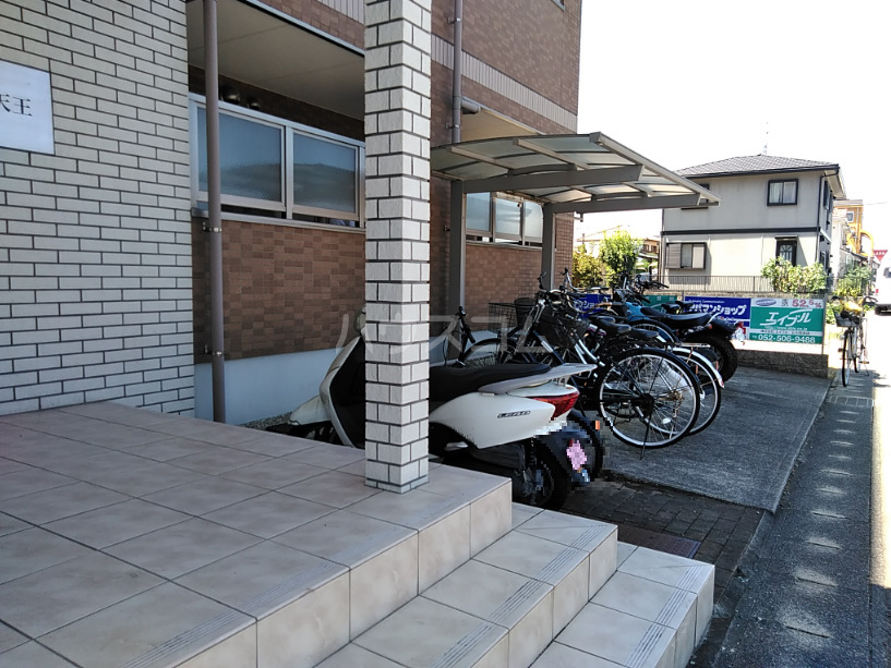 21/29 エントランス