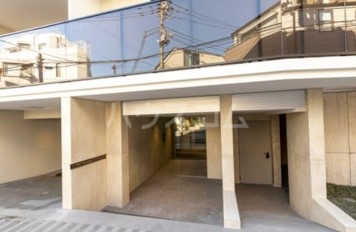 18/23 エントランス