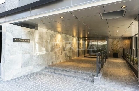 19/27 エントランス