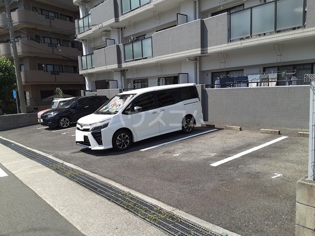 28/30 駐車場