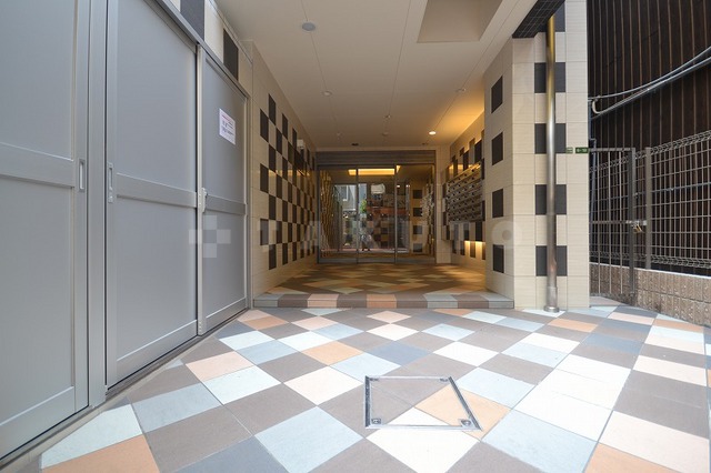 18/25 エントランス