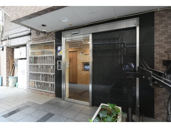 23/28 エントランス